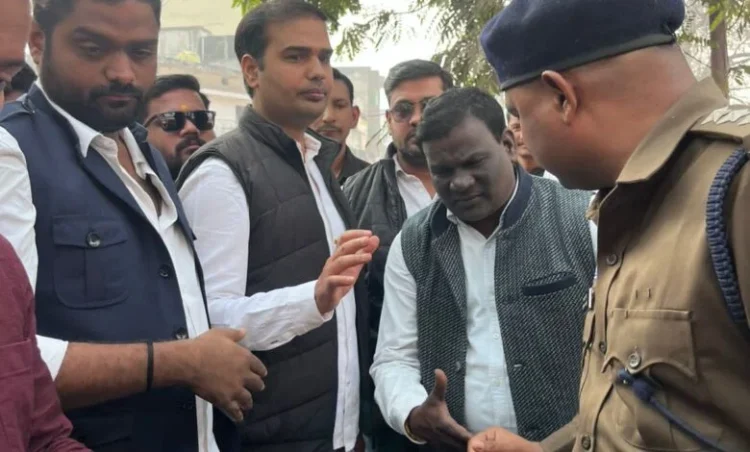 Raigarh News: रायगढ़ की बिगड़ती ट्रैफिक व्यवस्था पर युवा कांग्रेस का हल्ला बोल, ट्रैफिक थाने में सौंपा ज्ञापन