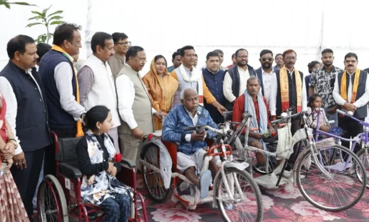 Raigarh News: प्रभारी मंत्री एवं वित्त मंत्री के हाथों सहायक उपकरण पाकर दिव्यांगजनों के खिले चेहरे