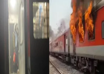 CG Train Fire: आजाद हिंद एक्सप्रेस में लगी भीषण आग! यात्रियों में मचा हड़कंप