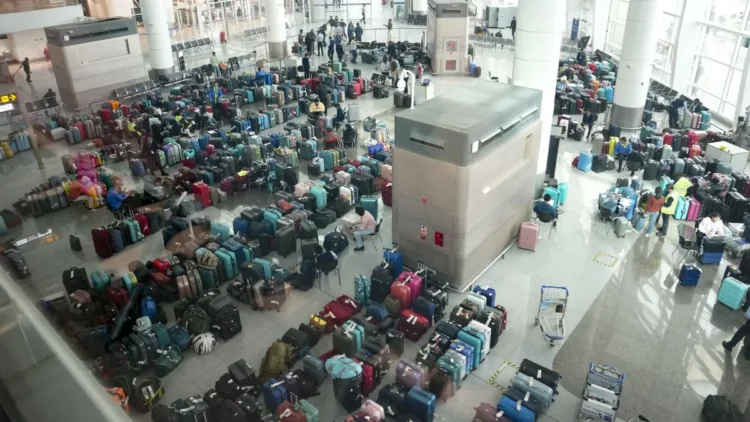 IndiGo ने यात्रियों को लौटाए ₹827 करोड़ रुपये और 4500 बैग, आज भी 500 फ्लाइट्स कैंसिल