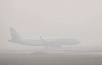 Delhi Airport: घने कोहरे ने बिगाड़ा हवाई सफर; दिल्ली एयरपोर्ट पर 150 से ज्यादा फ्लाइट्स लेट, जानें डिटेल