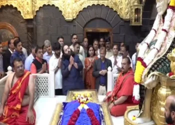 शिरडी: साईं बाबा के चरणों में उद्योगपति अनंत अंबानी ने 5 करोड़ रुपए का चेक चढ़ाया, टेका माथा