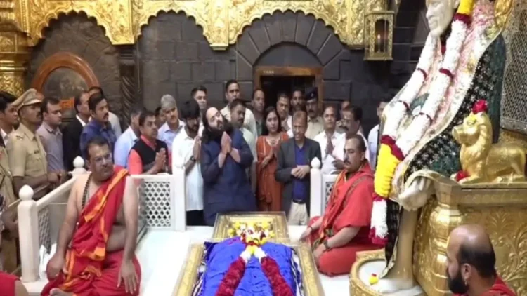 शिरडी: साईं बाबा के चरणों में उद्योगपति अनंत अंबानी ने 5 करोड़ रुपए का चेक चढ़ाया, टेका माथा