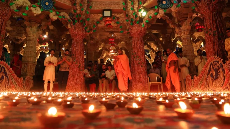 10 दिसंबर को दिवाली मनाने की तैयारी कर रही सरकार, जानें क्या है लाल किला समेत बड़े भवनों में दीये जलाने की वजह