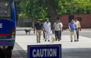Bomb Threat: 10 स्कूलों को मिली बम से उड़ाने की धमकी, मौके पर पहुंचीं जांच टीमें