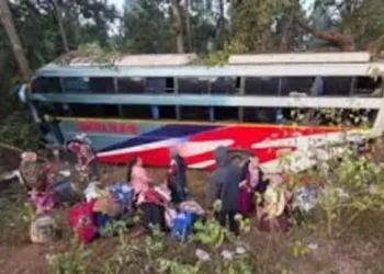 Chhattisgarh top news: छत्तीसगढ़ में भीषण सड़क हादसा; तिरुपति जा रही टूरिस्ट बस पेड़ से टकराई… एक की मौत