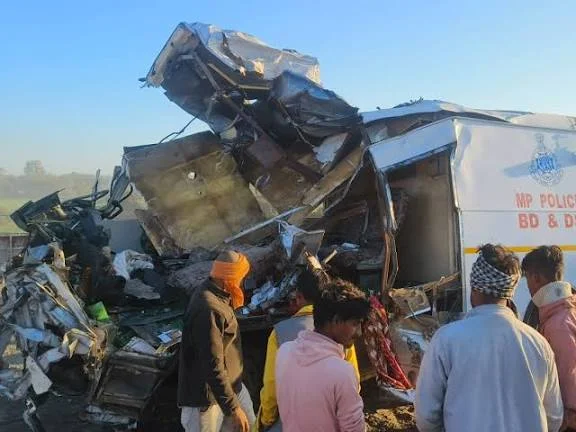 Morena Road Accident News: भीषण सड़क हादसा; BDS वाहन और ट्रक की जोरदार भिड़ंत, 4 पुलिस जवानों की मौके पर मौत…