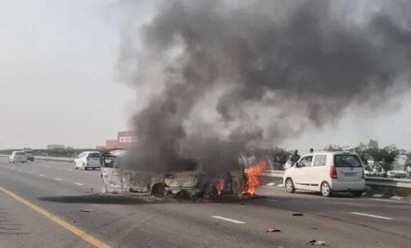 Barabanki News: दर्दनाक सड़क हादसा: दो कारों की टक्कर के बाद लगी आग, पांच लोगों की मौत