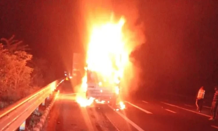 Raini Alwar Accident News: भीषण सड़क हादसा; ट्रक से टकराते ही आग का गोला बना पिकअप, तीन लोग ज‍िंदा जलकर मौत…