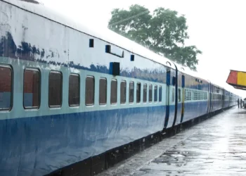 दिल्ली से वाराणसी के बीच दौड़ेगी स्पेशल ट्रेन, रेलवे ने जारी किया टाइम-टेबल; चेक कर लें टाइमिंग और स्टॉपेज