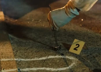 गोद में बच्चा लेकर महिला 14वीं मंजिल पर चढ़ी और लगा दी छलांग, यहां इलाके में फैली दहशत!