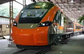Vande Bharat Sleeper Train: इंतजार खत्म! देश की पहली वंदे भारत स्लीपर इसी महीने से होगी शुरू, जानिए कब और कहां से कहां तक चलेगी ट्रेन?
