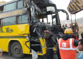 Chhattisgarh latest news: बिलासपुर में भीषण सड़क हादसा; तेज रफ्तार बस खड़े ट्रेलर से जा टकराई, 12 यात्री घायल: 5 हालत की गंभीर