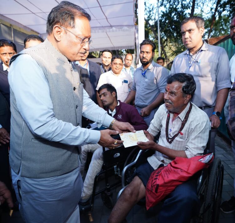 मुख्यमंत्री जनदर्शन: दिव्यांग प्रवीण गिरी गोस्वामी को पुत्री की शादी के लिए मिला 20 हजार का तत्कालीक सहायता