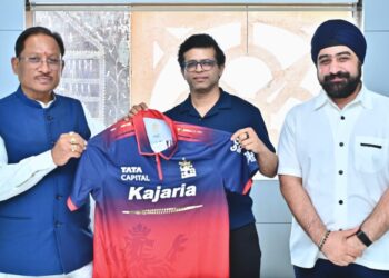 छत्तीसगढ़ में आईपीएल की तैयारी: मुख्यमंत्री श्री साय को आरसीबी का जर्सी भेंट