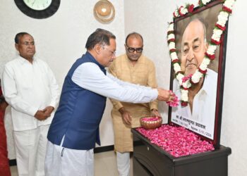 मुख्यमंत्री श्री विष्णु देव साय ने स्वर्गीय श्याम सुन्दर अग्रवाल को दी श्रद्धांजलि