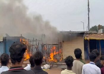 रायपुर मिनी मार्केट में लगी आग। आस पास स्थित कई दुकान हुवे जल कर खाक