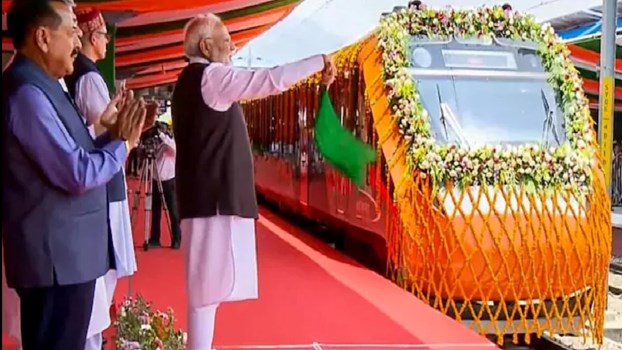 आज से वंदे भारत में स्लीपर क्लास की सुविधा शुरू। जानिए वंदे भारत ट्रेन की खासियत।