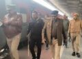 ट्रेन में बम होने की सूचना मिलने पर पुलिस ने शुरू किया जांच।15018 डाउन ट्रेन खाली कराई गई।