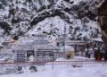 माता वैष्णो देवी मंदिर में साल की पहली बर्फबारी त्रिकुटा पर्वत पर बर्फ की सफेद चादर बिछ गई।