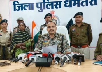 Chhatisgarh news: धमतरी जिले में एक नक्सली ने पुलिस के सामने किया सरेंडर। 5 लाख रुपए था इनाम