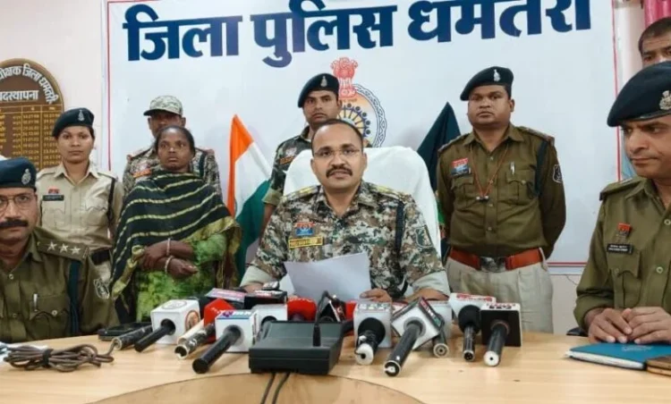 Chhatisgarh news: धमतरी जिले में एक नक्सली ने पुलिस के सामने किया सरेंडर। 5 लाख रुपए था इनाम