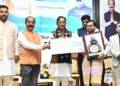 मुख्यमंत्री विष्णु देव साय ने उत्कृष्ट कार्य करने वाले युवाओं को छत्तीसगढ़ युवा रत्न सम्मान प्रदान किया।