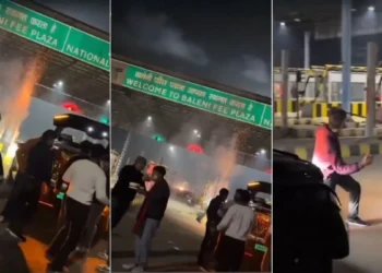 यूपी के बागपत जिले में टोल प्लाजा को कुछ रईसजादों ने पार्टी जोन बनाया।
