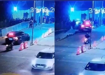 मॉल के बाहर फुटपाथ पर चढ़ी तेज रफ्तार कार, लोगों को कुचला, देखें खौफनाक Video