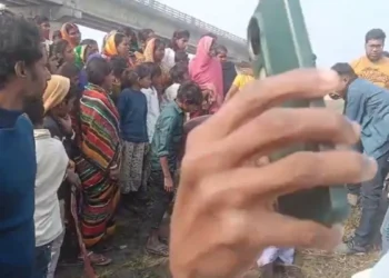 बिहार मुजफ्फरपुर में मां और उसके तीन मासूम बच्चों को पुल के नीचे बंध कर फेका गया।