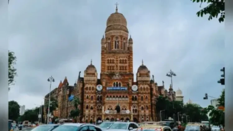 मुंबई बीएमसी का मेयर बनने अभी एक हफ़्ते का और समय लग सकता है। बीएमसी में भाजपा जीत की ओर अग्रसर है