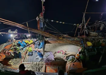 पाकिस्तानी नाव भारतीय जलक्षेत्र मार्ग से अवैध रूप से प्रवेश करने की कोशिश।इंडियन कोस्ट गार्ड्स ने पकड़ा।