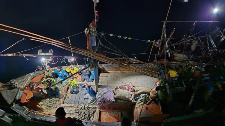 पाकिस्तानी नाव भारतीय जलक्षेत्र मार्ग से अवैध रूप से प्रवेश करने की कोशिश।इंडियन कोस्ट गार्ड्स ने पकड़ा।