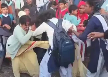 Chhatisgarh news: एक चौंकाने वाली घटना सामने आई। महिला ने स्कूली छात्रा के साथ खुलेआम की मारपीट। जानिए क्या है पूरा मामला
