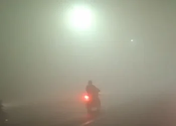 दिल्ली में ठंड का प्रकोप बढ़ता ही जा रहा है। जानिए कितना है दिल्ली का तापमान।