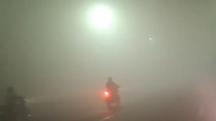 दिल्ली में ठंड का प्रकोप बढ़ता ही जा रहा है। जानिए कितना है दिल्ली का तापमान।