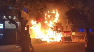 हैदराबाद में चार मंजिला फर्नीचर दुकान में लगी आग। पांच लोगों की गई जान।