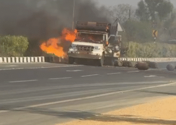 राष्ट्रीय राजमार्ग 53 पर कमर्शियल गैस सिलेंडर रखे वाहन में अचानक लगी आग। पड़े पूरी खबर।