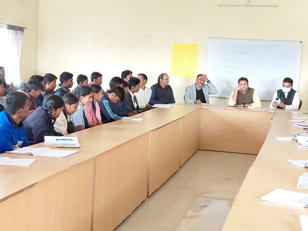 Raigarh news: कक्षा 10वीं एवं 12वीं के विद्यार्थियों के लिए तीन दिवसीय आवासीय कोचिंग शिविर का किया गया आयोजन ।कलेक्टर मयंक चतुर्वेदी ने किया मार्गदर्शन