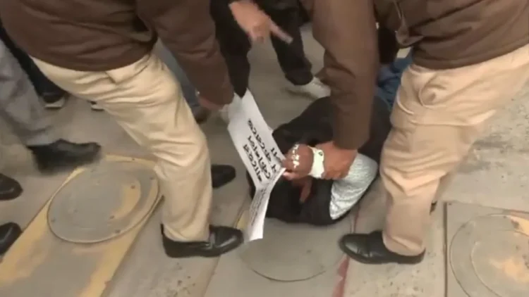 ED के खिलाफ सीएम ममता बनर्जी की पार्टी के सांसदों ने किया प्रदर्शन।पुलिस ने किया गिरफ्तार।