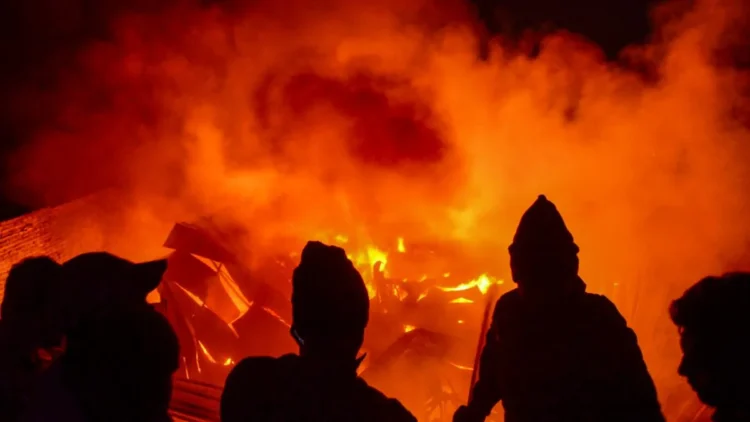 मुंबई शहर के गोरेगांव इलाके में लगा भीषण आग। आग में झुलसकर तीन लोगों की हुई मौत।