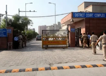 राजधानी दिल्ली साकेत कोर्ट में एक शख्स ने किया सुसाइड। पढ़िए क्या लिखा सुसाइड नोट में।