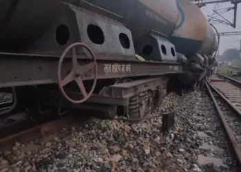 आंध्र प्रदेश में मालगाड़ी के दो डिब्बे पटरियों से नीचे उतर गई। जानिए पूरी खबर।