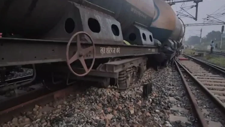 आंध्र प्रदेश में मालगाड़ी के दो डिब्बे पटरियों से नीचे उतर गई। जानिए पूरी खबर।