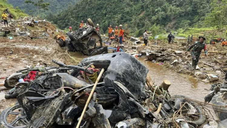 इंडोनेशिया के जावा द्वीप में भूस्खलन। 21 लोगों की मौत। पढ़िए पूरी खबर।
