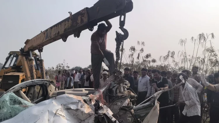 Chhatisgarh news: धमतरी में भीषण सड़क हादसा। 4 लोगो की गई जान।