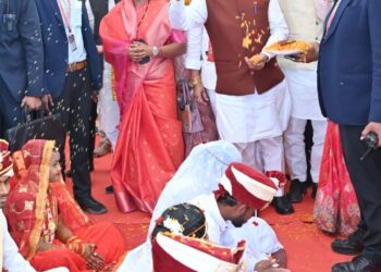 बौद्ध परंपराओं के साथ छह नवदंपत्तियों ने लिया जीवनभर साथ निभाने का संकल्प