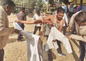 Chhatisgarh news: TET परीक्षा में शामिल होने वाले परीक्षार्थियों के साथ अपमानजनक और अमानवीय व्यवहार।