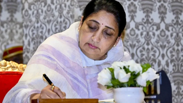 अजित पवार की मृत्यु के बाद उनकी पत्नी कार्यभार संभाला