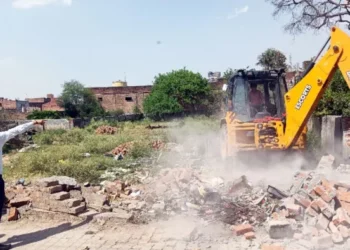 Chhattisgarh News: अंबिकापुर में अतिक्रमण हटाने के दौरान जमकर मचा बवाल, अतिक्रमणकारियों ने पुलिस पर किया पथराव